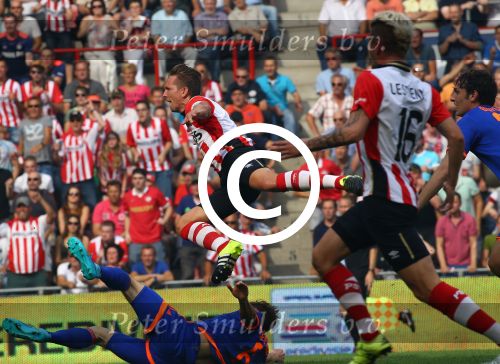 Eindhoven, 30 Augustus 2015
Kompetitie Seizoen 2015/2016
PSV-SC Feyenoord, eindstand 3-1
Luuk de Jong in duel met Eric Botteghin