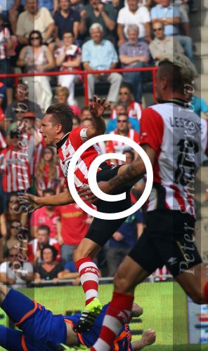 Eindhoven, 30 Augustus 2015
Kompetitie Seizoen 2015/2016
PSV-SC Feyenoord, eindstand 3-1
Luuk de Jong in duel met Eric Botteghin