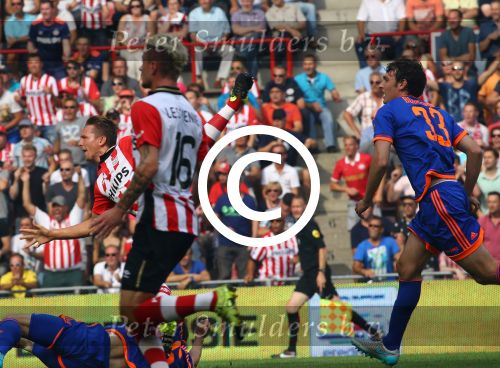 Eindhoven, 30 Augustus 2015
Kompetitie Seizoen 2015/2016
PSV-SC Feyenoord, eindstand 3-1
Luuk de Jong in duel met Eric Botteghin
