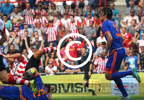 Eindhoven, 30 Augustus 2015
Kompetitie Seizoen 2015/2016
PSV-SC Feyenoord, eindstand 3-1
Luuk de Jong in duel met Eric Botteghin