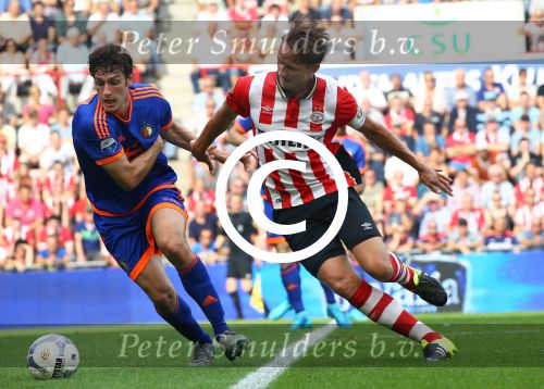 Eindhoven, 30 Augustus 2015
Kompetitie Seizoen 2015/2016
PSV-SC Feyenoord, eindstand 3-1
Luuk de Jong in duel met Eric Botteghin