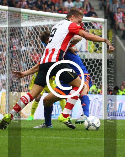 Eindhoven, 30 Augustus 2015
Kompetitie Seizoen 2015/2016
PSV-SC Feyenoord, eindstand 3-1
Luuk de Jong in duel met Eric Botteghin