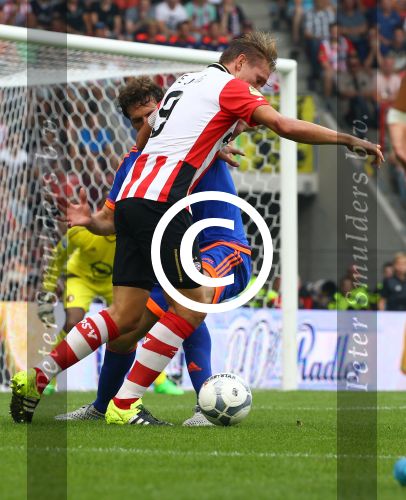 Eindhoven, 30 Augustus 2015
Kompetitie Seizoen 2015/2016
PSV-SC Feyenoord, eindstand 3-1
Luuk de Jong in duel met Eric Botteghin