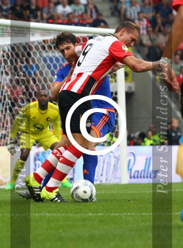 Eindhoven, 30 Augustus 2015
Kompetitie Seizoen 2015/2016
PSV-SC Feyenoord, eindstand 3-1
Luuk de Jong in duel met Eric Botteghin