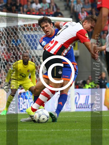 Eindhoven, 30 Augustus 2015
Kompetitie Seizoen 2015/2016
PSV-SC Feyenoord, eindstand 3-1
Luuk de Jong in duel met Eric Botteghin