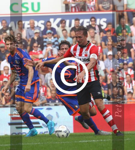 Eindhoven, 30 Augustus 2015
Kompetitie Seizoen 2015/2016
PSV-SC Feyenoord, eindstand 3-1
Luuk de Jong in duel met Eric Botteghin