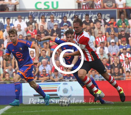 Eindhoven, 30 Augustus 2015
Kompetitie Seizoen 2015/2016
PSV-SC Feyenoord, eindstand 3-1
Luuk de Jong in duel met Eric Botteghin