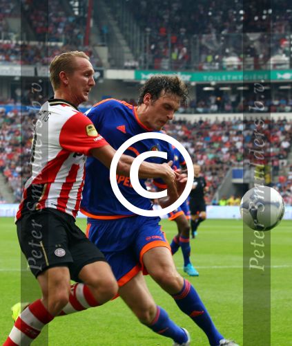 Eindhoven, 30 Augustus 2015
Kompetitie Seizoen 2015/2016
PSV-SC Feyenoord, eindstand 3-1
Luuk de Jong in duel met Eric Botteghin