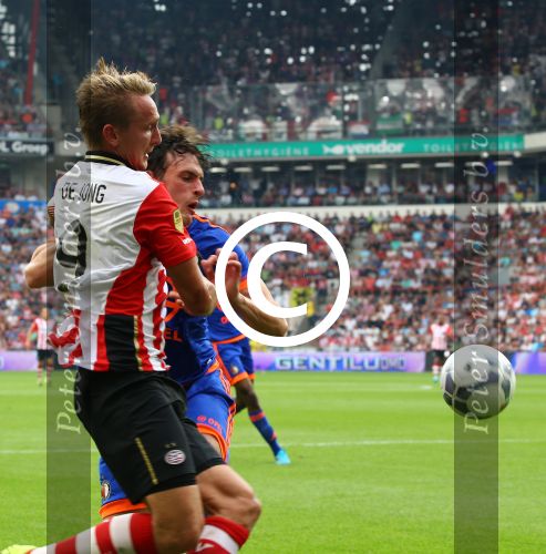 Eindhoven, 30 Augustus 2015
Kompetitie Seizoen 2015/2016
PSV-SC Feyenoord, eindstand 3-1
Luuk de Jong in duel met Eric Botteghin