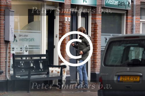 Amsterdam 21 oktober 2015
Manuel Broekman gaat met zijn vriendin Adriana Mosk met hun hond naar de dierenarts.