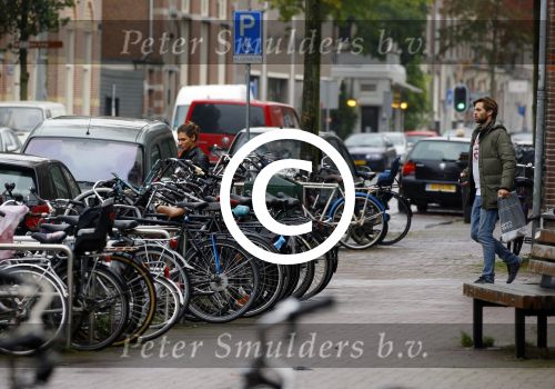 Amsterdam 21 oktober 2015
Manuel Broekman gaat met zijn vriendin Adriana Mosk met hun hond naar de dierenarts.