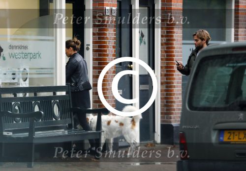 Amsterdam 21 oktober 2015
Manuel Broekman gaat met zijn vriendin Adriana Mosk met hun hond naar de dierenarts.