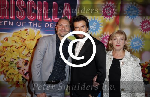 Amsterdam 11 november 2015
Premiere queen of the dessert met oa Jason Donovan Simon Greete Adam Bailey en Philip Childs in carre. Mari v d Ven met nieuwe vriend