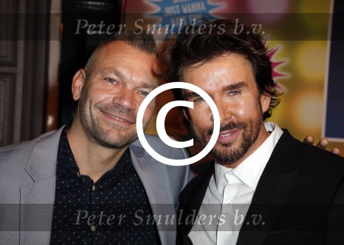 Amsterdam 11 november 2015
Premiere queen of the dessert met oa Jason Donovan Simon Greete Adam Bailey en Philip Childs in carre. Mari v d Ven met nieuwe vriend