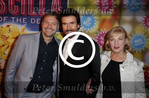 Amsterdam 11 november 2015
Premiere queen of the dessert met oa Jason Donovan Simon Greete Adam Bailey en Philip Childs in carre. Mari v d Ven met nieuwe vriend