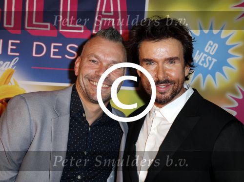 Amsterdam 11 november 2015
Premiere queen of the dessert met oa Jason Donovan Simon Greete Adam Bailey en Philip Childs in carre. Mari v d Ven met nieuwe vriend