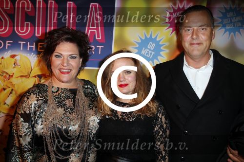 Amsterdam 11 november 2015
Premiere queen of the dessert met oa Jason Donovan Simon Greete Adam Bailey en Philip Childs in carre. Marjolein Touw met dochter en vriend