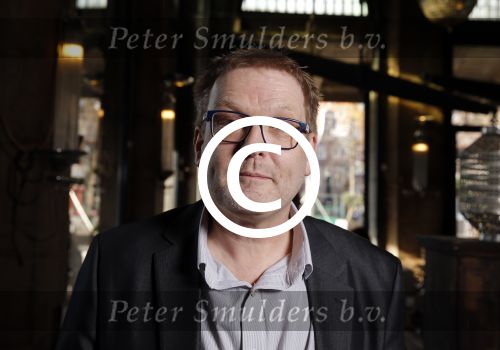Hoorn 3 november 2015 
Sonja Bakker krijgt het eerste exemplaar van het booek van Matthieu Slee en Kyra Rutgers