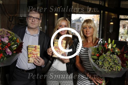Hoorn 3 november 2015 
Sonja Bakker krijgt het eerste exemplaar van het booek van Matthieu Slee en Kyra Rutgers
