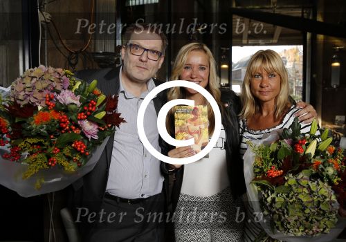 Hoorn 3 november 2015 
Sonja Bakker krijgt het eerste exemplaar van het booek van Matthieu Slee en Kyra Rutgers