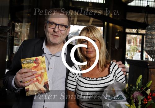 Hoorn 3 november 2015 
Sonja Bakker krijgt het eerste exemplaar van het booek van Matthieu Slee en Kyra Rutgers