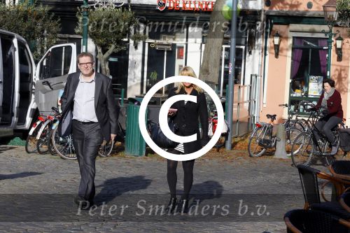 Hoorn 3 november 2015 
Sonja Bakker krijgt het eerste exemplaar van het booek van Matthieu Slee en Kyra Rutgers