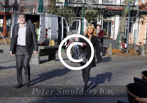 Hoorn 3 november 2015 
Sonja Bakker krijgt het eerste exemplaar van het booek van Matthieu Slee en Kyra Rutgers