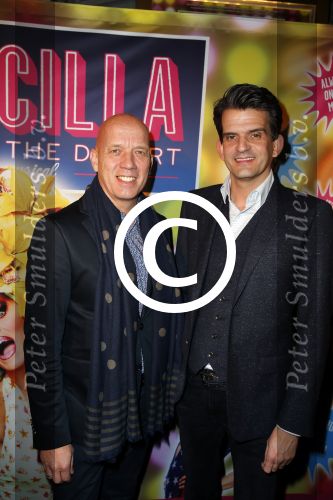 Amsterdam 11 november 2015
Premiere queen of the dessert met oa Jason Donovan Simon Greete Adam Bailey en Philip Childs in carre. Maurice Wijnen met partner