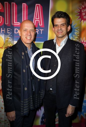 Amsterdam 11 november 2015
Premiere queen of the dessert met oa Jason Donovan Simon Greete Adam Bailey en Philip Childs in carre. Maurice Wijnen met partner