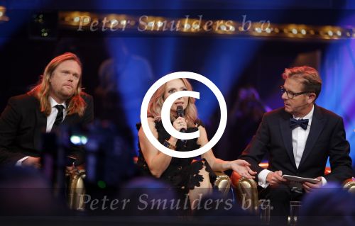 Hilversum 26 oktober 2015
Finale van Hollands next top model HNTM 2015 gepresenteerd door Anouk Smulders en Fred v Leer. De jury bestaat uit Dirk Kikstra May-Britt Mobach en Freek Koster (Touche Models).
De 4 4 finalisten zijn Loiza Lamers, Rachel Swaab Celine Koningstein en Lisa Kapper.
Loiza wordt uiteindelijk HNTM
