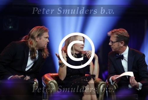 Hilversum 26 oktober 2015
Finale van Hollands next top model HNTM 2015 gepresenteerd door Anouk Smulders en Fred v Leer. De jury bestaat uit Dirk Kikstra May-Britt Mobach en Freek Koster (Touche Models).
De 4 4 finalisten zijn Loiza Lamers, Rachel Swaab Celine Koningstein en Lisa Kapper.
Loiza wordt uiteindelijk HNTM