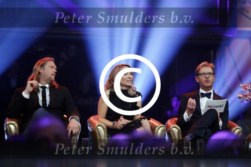 Hilversum 26 oktober 2015
Finale van Hollands next top model HNTM 2015 gepresenteerd door Anouk Smulders en Fred v Leer. De jury bestaat uit Dirk Kikstra May-Britt Mobach en Freek Koster (Touche Models).
De 4 4 finalisten zijn Loiza Lamers, Rachel Swaab Celine Koningstein en Lisa Kapper.
Loiza wordt uiteindelijk HNTM