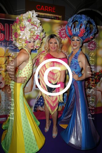 Amsterdam 11 november 2015
Premiere queen of the dessert met oa Jason Donovan Simon Greete Adam Bailey en Philip Childs in carre. Mayday