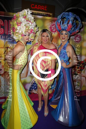 Amsterdam 11 november 2015
Premiere queen of the dessert met oa Jason Donovan Simon Greete Adam Bailey en Philip Childs in carre. Mayday