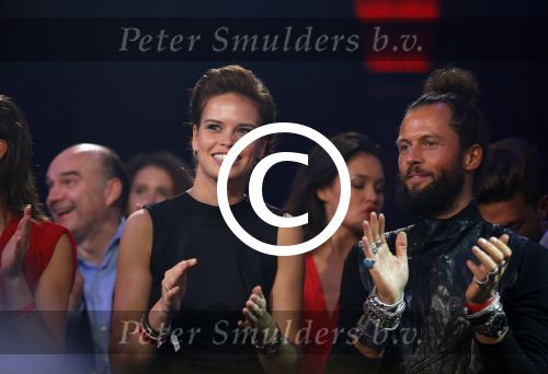 Hilversum 26 oktober 2015
Finale van Hollands next top model HNTM 2015 gepresenteerd door Anouk Smulders en Fred v Leer. De jury bestaat uit Dirk Kikstra May-Britt Mobach en Freek Koster (Touche Models).
De 4 4 finalisten zijn Loiza Lamers, Rachel Swaab Celine Koningstein en Lisa Kapper.
Loiza wordt uiteindelijk HNTM. Nicky Opheij met dj La Fuente