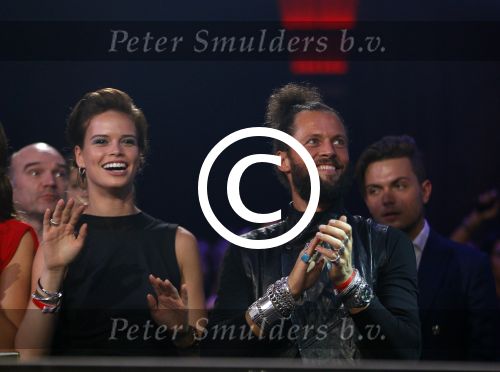 Hilversum 26 oktober 2015
Finale van Hollands next top model HNTM 2015 gepresenteerd door Anouk Smulders en Fred v Leer. De jury bestaat uit Dirk Kikstra May-Britt Mobach en Freek Koster (Touche Models).
De 4 4 finalisten zijn Loiza Lamers, Rachel Swaab Celine Koningstein en Lisa Kapper.
Loiza wordt uiteindelijk HNTM. Nicky Opheij met dj La Fuente
