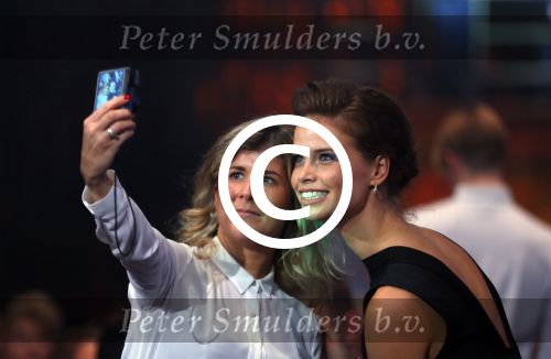 Hilversum 26 oktober 2015
Finale van Hollands next top model HNTM 2015 gepresenteerd door Anouk Smulders en Fred v Leer. De jury bestaat uit Dirk Kikstra May-Britt Mobach en Freek Koster (Touche Models).
De 4 4 finalisten zijn Loiza Lamers, Rachel Swaab Celine Koningstein en Lisa Kapper.
Loiza wordt uiteindelijk HNTM. Nicky Opheij met dj La Fuente