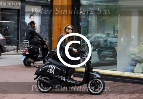 Amsterdam 13 september 2015
Olcay Gulsen met haar verloofde Frans op de pc hooftstraat op scooters