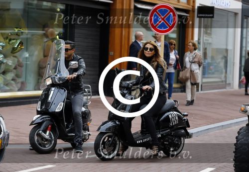 Amsterdam 13 september 2015
Olcay Gulsen met haar verloofde Frans op de pc hooftstraat op scooters
