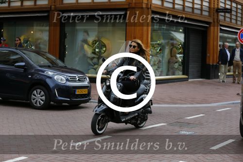 Amsterdam 13 september 2015
Olcay Gulsen met haar verloofde Frans op de pc hooftstraat op scooters