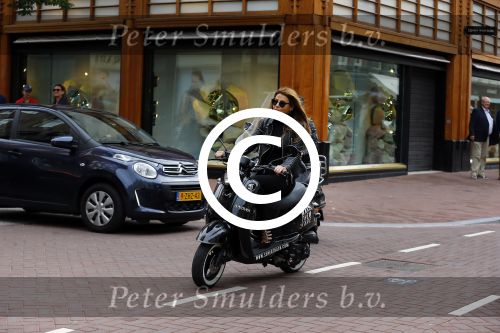 Amsterdam 13 september 2015
Olcay Gulsen met haar verloofde Frans op de pc hooftstraat op scooters