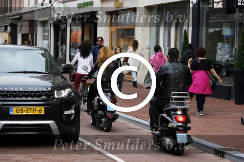Amsterdam 13 september 2015
Olcay Gulsen met haar verloofde Frans op de pc hooftstraat op scooters
