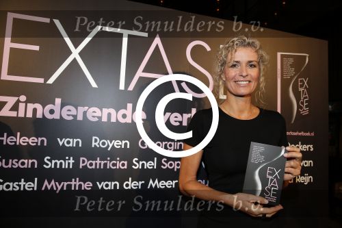 Amsterdam 2 november 2015
Presentatie boek Extase geschreven door Heleen v Royen Georgina Verbaan Daphne Deckers Susan Smit Patricia Snel Sophie v d Stap Chantal v Gastel Myrthe v d Meer Milou v d Will en Halina Reijn. De presenatie was bij Duchess.