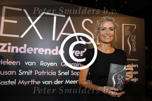 Amsterdam 2 november 2015
Presentatie boek Extase geschreven door Heleen v Royen Georgina Verbaan Daphne Deckers Susan Smit Patricia Snel Sophie v d Stap Chantal v Gastel Myrthe v d Meer Milou v d Will en Halina Reijn. De presenatie was bij Duchess.