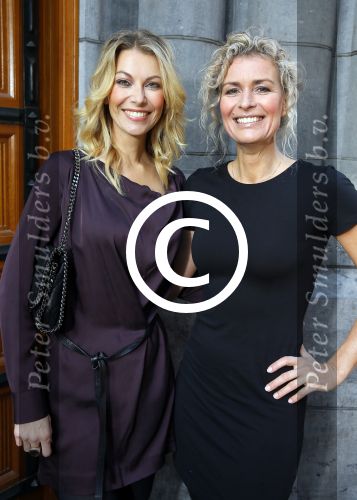 Amsterdam 2 november 2015
Presentatie boek Extase geschreven door Heleen v Royen Georgina Verbaan Daphne Deckers Susan Smit Patricia Snel Sophie v d Stap Chantal v Gastel Myrthe v d Meer Milou v d Will en Halina Reijn. De presenatie was bij Duchess.