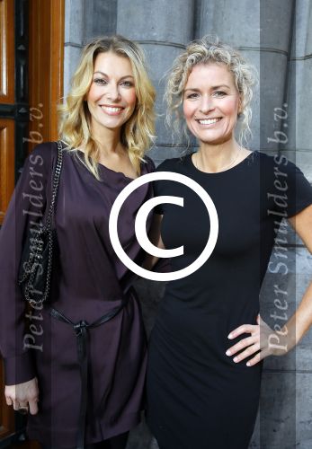Amsterdam 2 november 2015
Presentatie boek Extase geschreven door Heleen v Royen Georgina Verbaan Daphne Deckers Susan Smit Patricia Snel Sophie v d Stap Chantal v Gastel Myrthe v d Meer Milou v d Will en Halina Reijn. De presenatie was bij Duchess.