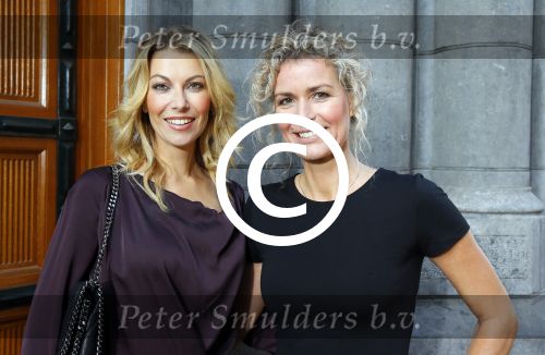 Amsterdam 2 november 2015
Presentatie boek Extase geschreven door Heleen v Royen Georgina Verbaan Daphne Deckers Susan Smit Patricia Snel Sophie v d Stap Chantal v Gastel Myrthe v d Meer Milou v d Will en Halina Reijn. De presenatie was bij Duchess.
