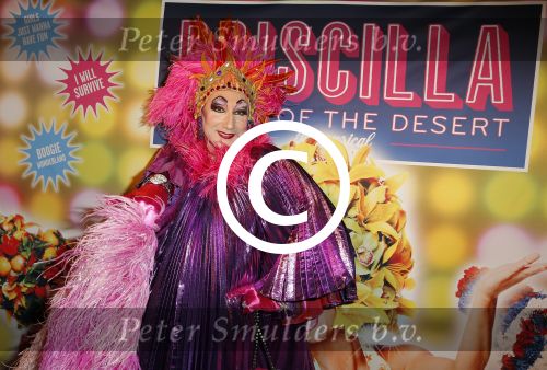 Amsterdam 11 november 2015
Premiere queen of the dessert met oa Jason Donovan Simon Greete Adam Bailey en Philip Childs in carre.