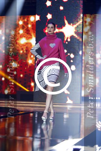 Hilversum 26 oktober 2015
Finale van Hollands next top model HNTM 2015 gepresenteerd door Anouk Smulders en Fred v Leer. De jury bestaat uit Dirk Kikstra May-Britt Mobach en Freek Koster (Touche Models).
De 4 4 finalisten zijn Loiza Lamers, Rachel Swaab Celine Koningstein en Lisa Kapper.
Loiza wordt uiteindelijk HNTM
