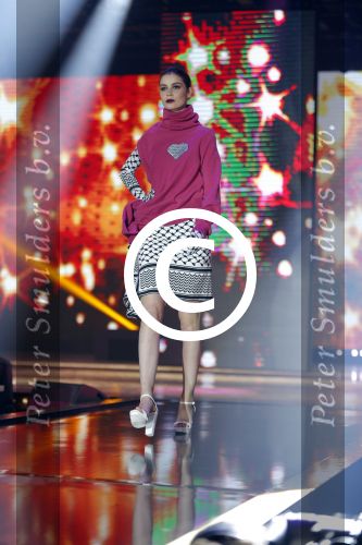 Hilversum 26 oktober 2015
Finale van Hollands next top model HNTM 2015 gepresenteerd door Anouk Smulders en Fred v Leer. De jury bestaat uit Dirk Kikstra May-Britt Mobach en Freek Koster (Touche Models).
De 4 4 finalisten zijn Loiza Lamers, Rachel Swaab Celine Koningstein en Lisa Kapper.
Loiza wordt uiteindelijk HNTM